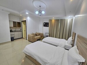 Economy Studio | Peti besi dalam bilik, langsir/tirai gelap terus 