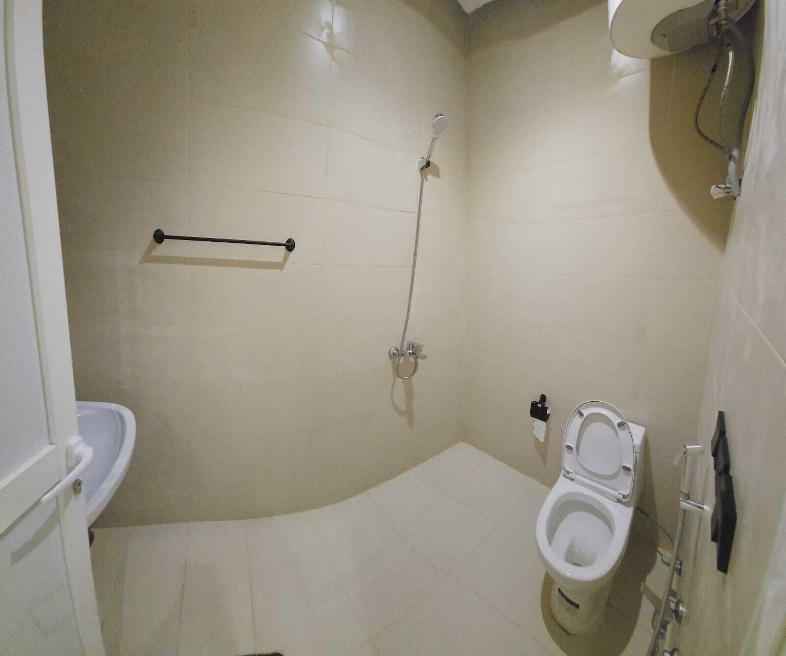 Studio Ekonomi | Kamar mandi | Handuk, sabun, sampo, dan tisu toilet