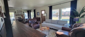 The Martin Lodge - Country Living Near Town on a Fishing Pond