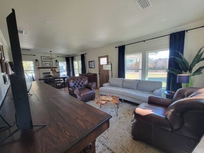 The Martin Lodge - Country Living Near Town on a Fishing Pond