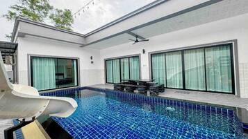 Kolam renang outdoor