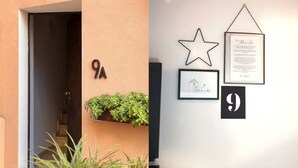 A building entrance with a number sign, a star decoration, and framed documents on the wall. - Adelaide in collina, cosy home (Volta Mantovana)
