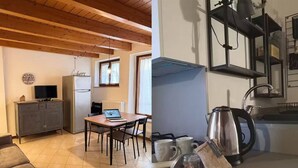 A kitchen with a stove, kettle, and mugs on the counter. - Adelaide in collina, cosy home (Volta Mantovana)