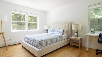 4 bedrooms, iron/ironing board, WiFi, bed sheets