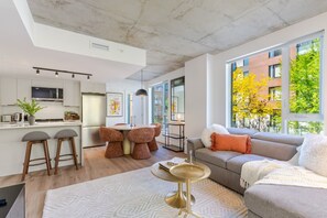 Un appartement moderne comprenant une cuisine, un coin repas et un salon.