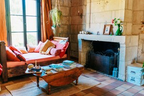 Smart TV, fireplace - Vrbo Property (Berthenay)