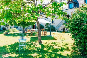 Outdoor dining - Vrbo Property (Berthenay)