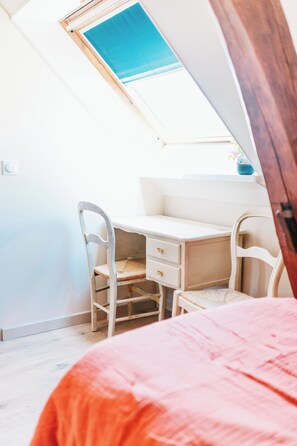 Iron/ironing board, travel crib, free WiFi, bed sheets - Vrbo Property (Berthenay)