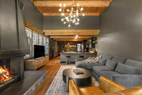 The Wild Wood is a fully renovated luxury retreat in Sunriver’s Wildflower community—just steps from the Village. Enjoy a private infrared sauna, golf course views, two king bedrooms, fireplaces, and elevated finishes in a cozy, modern cabin setting