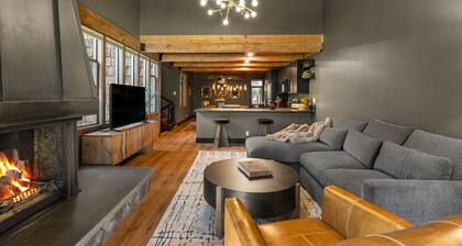 The Wild Wood is a fully renovated luxury retreat in Sunriver’s Wildflower community—just steps from the Village. Enjoy a private infrared sauna, golf course views, two king bedrooms, fireplaces, and elevated finishes in a cozy, modern cabin setting