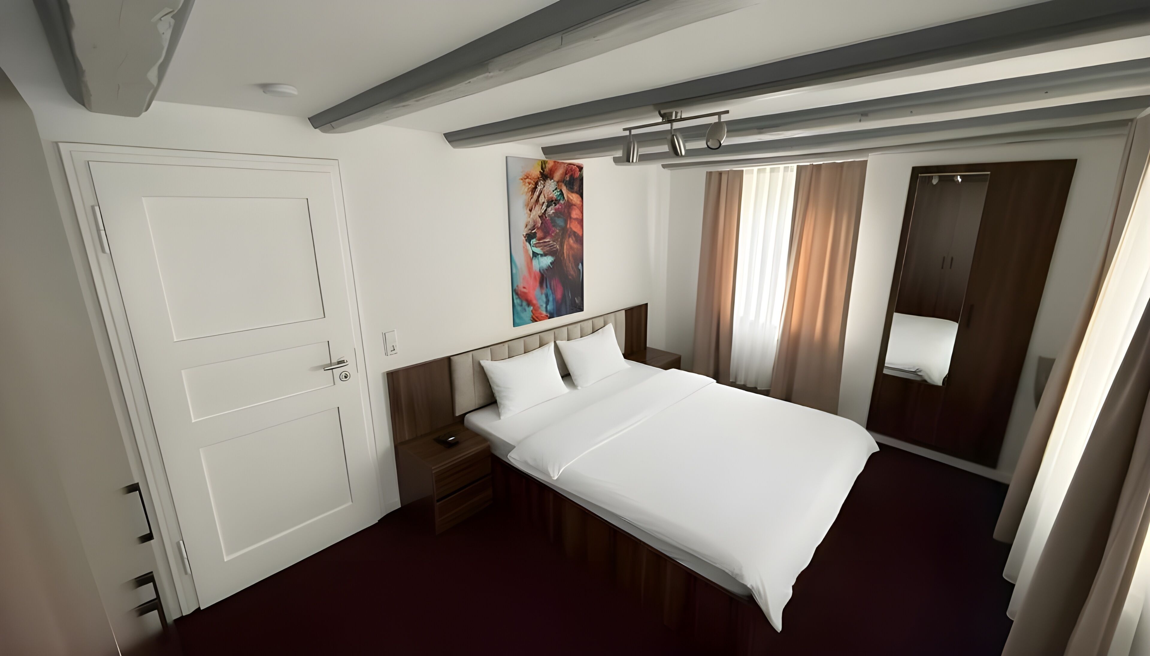 Ein Hotelzimmer mit Bett, Nachttisch, einem Gemälde, einem Kleiderschrank und einer Tür.
