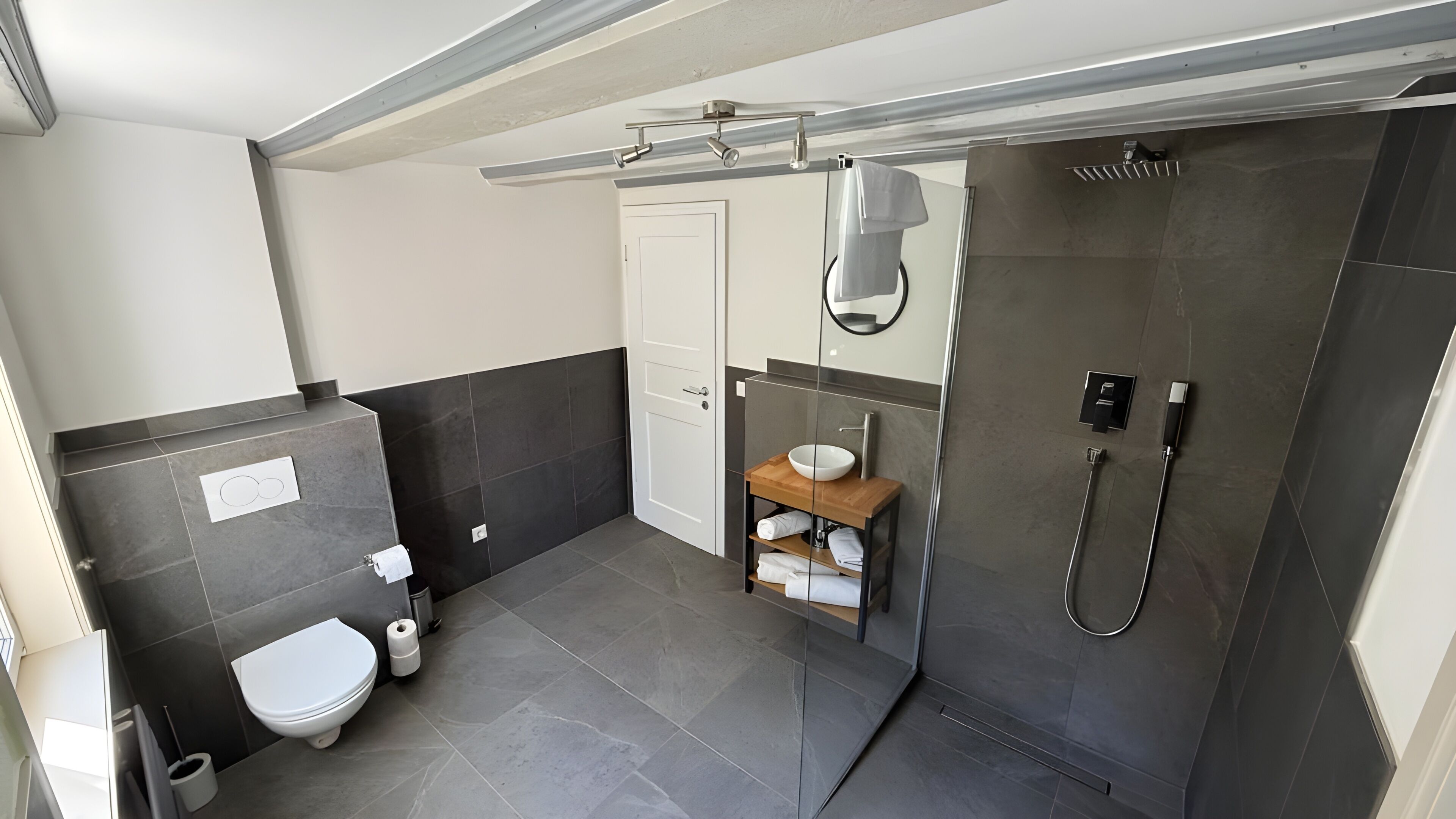 Doppelzimmer | Badezimmer | Dusche, Haartrockner, Handtücher, Toilettenpapier