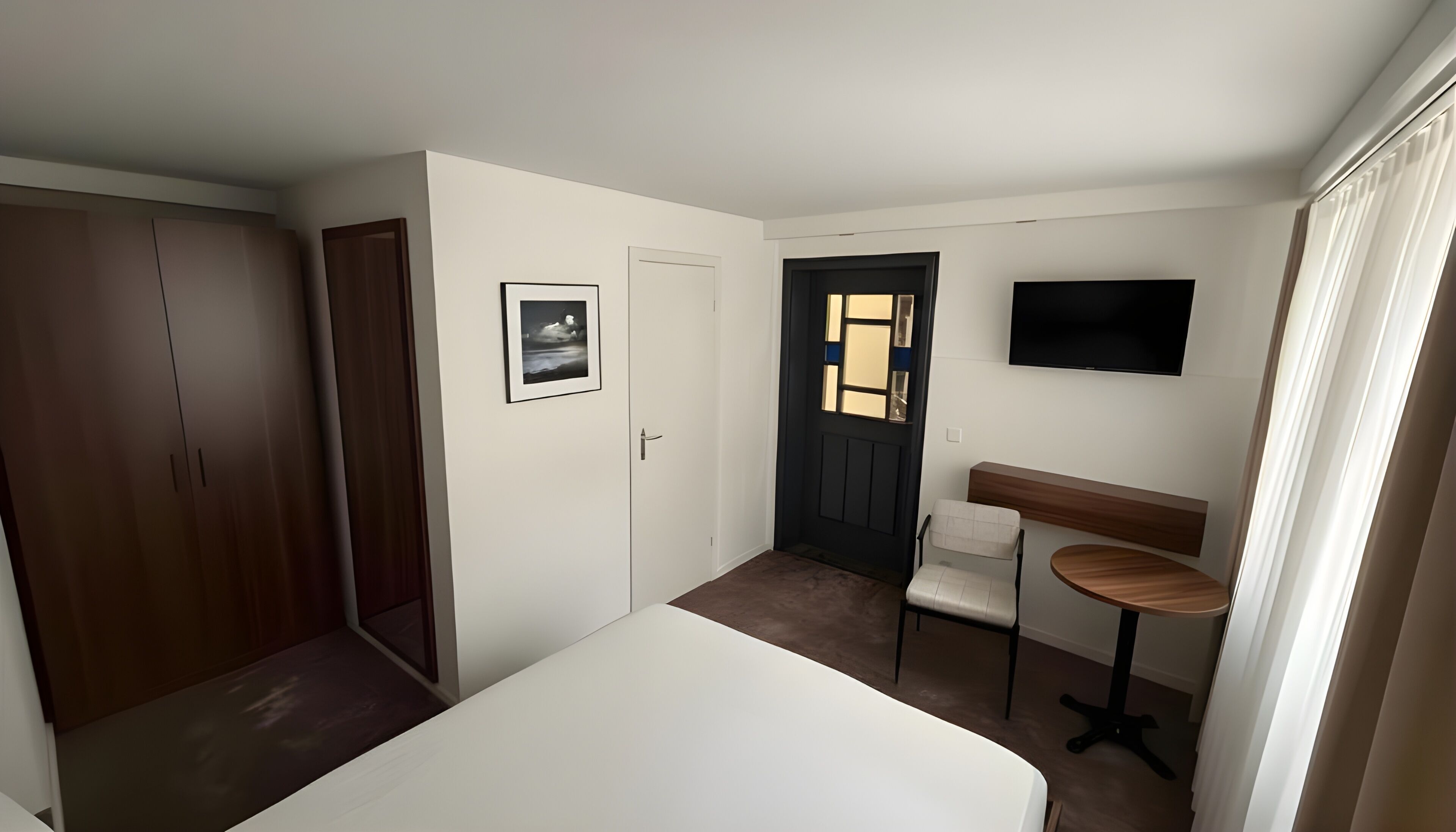 Une chambre à coucher comprenant un lit, une armoire, un bureau avec une chaise, une télévision et une porte avec une fenêtre.