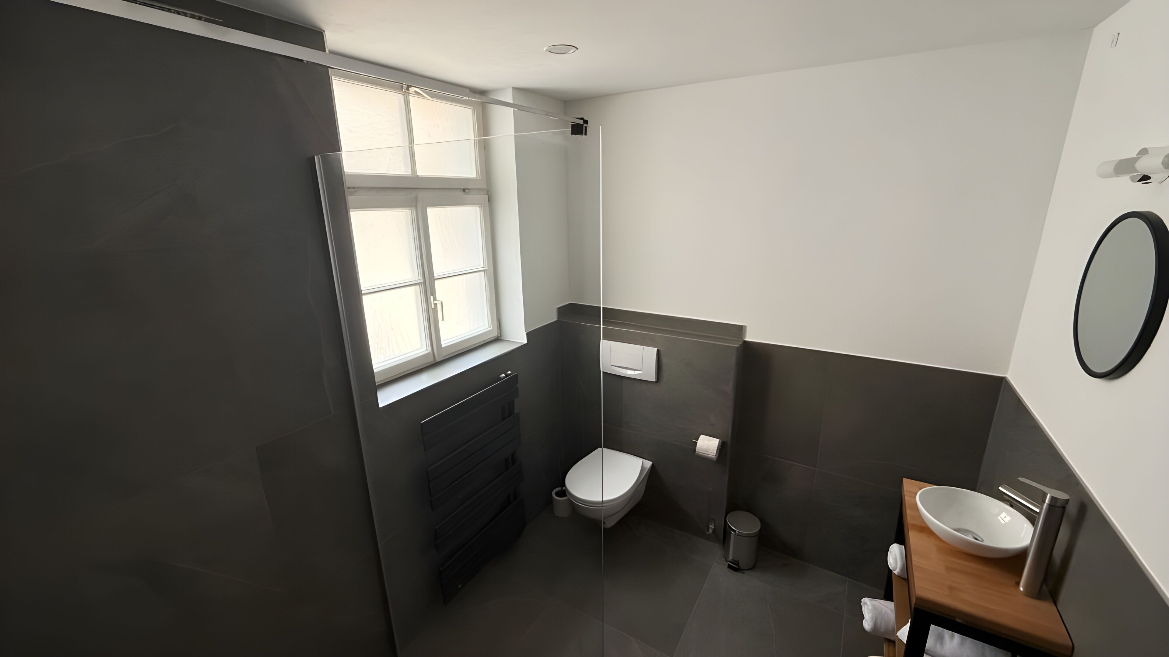 Un baño moderno con inodoro, bidé y lavabo.