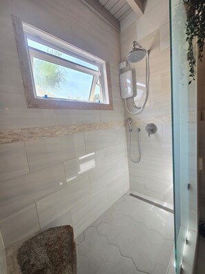 ヘアドライヤー、タオル、石鹸、トイレットペーパー