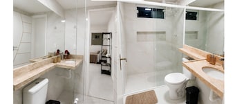 Comfort and Style | 7 Min Walk from Parque do Povo.