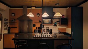 Une cuisine dotée d’un îlot central, d’un four à micro-ondes, d’une machine à café et d’un évier.
