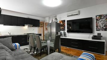 Apartamento (Apartment Dario With Terrace And BBQ) | Sala de estar | TV de tela plana 32 polegadas com canais via satélite