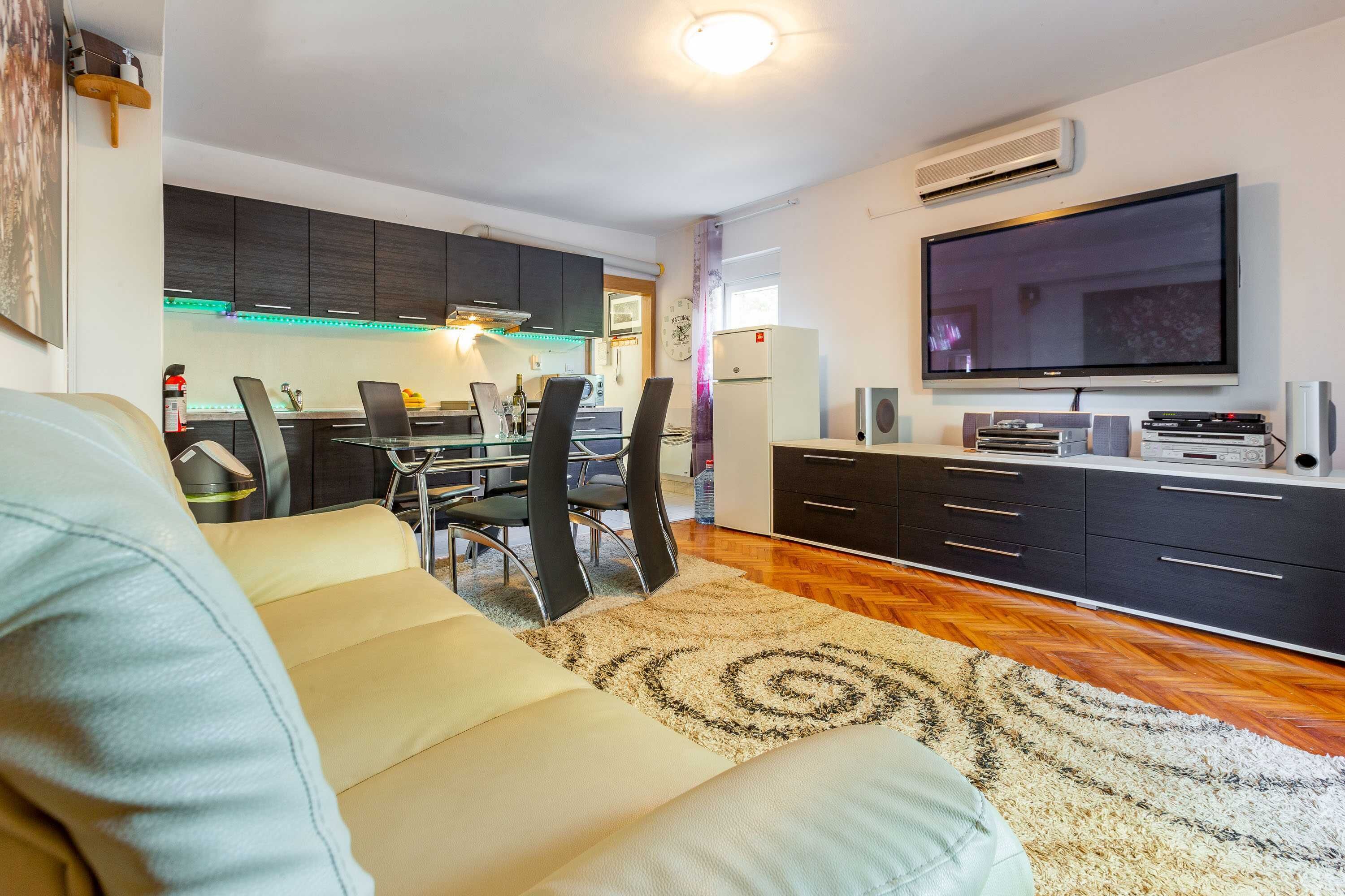 Apartment (Apartment Dario With Terrace And BBQ) | Living room | 32-inch flat-screen TV with satellite channels