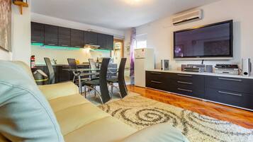 Apartment (Apartment Dario With Terrace And BBQ) | Living room | 32-inch flat-screen TV with satellite channels