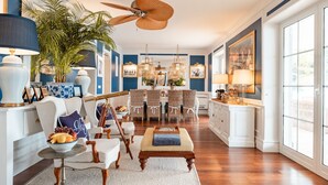 ヴィラ (Five Bedroom Villa with Sea View) | リビングルーム | 32 インチの薄型テレビ (衛星放送視  聴可)