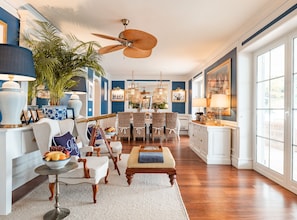 別墅 (Five Bedroom Villa with Sea View) | 客廳 | 32-吋平面電視，提供衛星頻道
