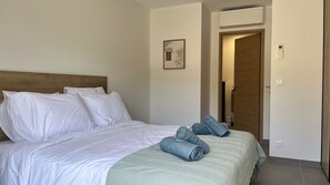 Ein Hotelzimmer mit einem Bett, einer Tür und einer Wand-Klimaanlage.