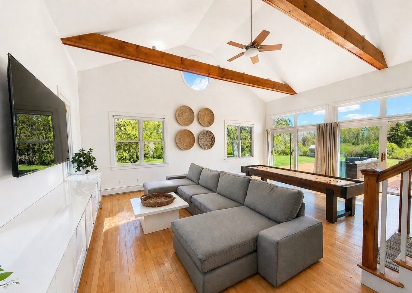 Smart TV, fireplace, table tennis