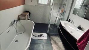 ヘアドライヤー、タオル、トイレットペーパー