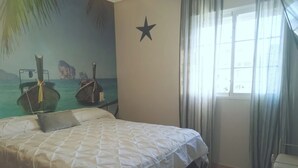A bedroom with a bed, a star decoration on the wall, and a window with curtains. - ☀️🏖️ A DREAM VACATION AT PLAYA EL CARABASSÍ (ALICANTE)☀️🏖️ (Gran Alacant)