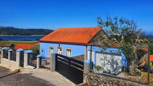 Ein Küstengebäude mit rotem Ziegeldach, einem verschlossenen Eingang und Blick aufs Meer.