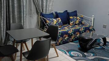 Apartment, 2 Bedrooms, Accessible, Patio | Living room