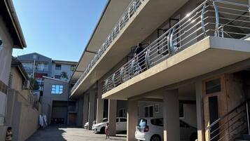 Lejlighed - 2 soveværelser - handicapvenligt - terrasse | Udendørsområde