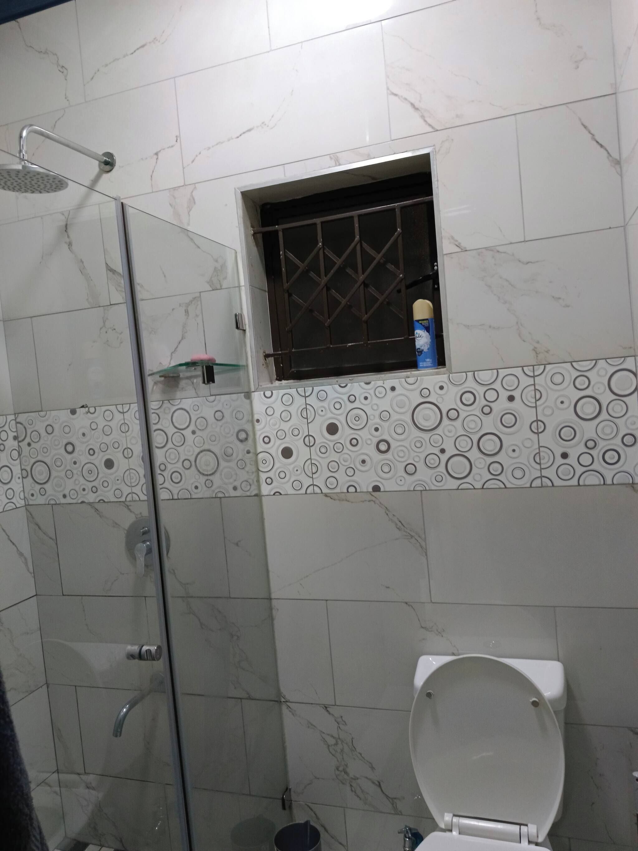 อพาร์ทเมนท์, 2 ห้องนอน, พร้อมสิ่งอำนวยความสะดวกสำหรับผู้พิการ, ลานระเบียง | ห้องน้ำ