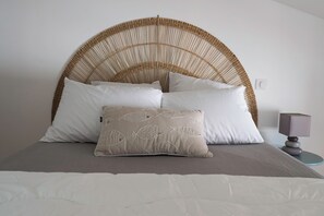 4 bedrooms, free WiFi, bed sheets - Renovated barn near hiking trails and a bike path. (L'Éguille)