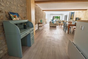 Interior - Renovated barn near hiking trails and a bike path. (L'Éguille)