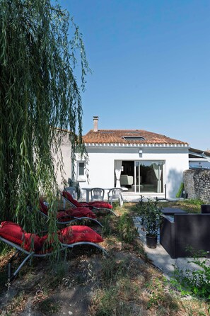 Terrace/patio - Renovated barn near hiking trails and a bike path. (L'Éguille)