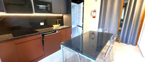 Fridge, microwave, stovetop, dishwasher
