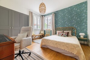 A bedroom with a bed, a chair, a desk, and a window. - Apartment T3 Premium -Paris- Parc des Princes 12 min walk (Boulogne-Billancourt)