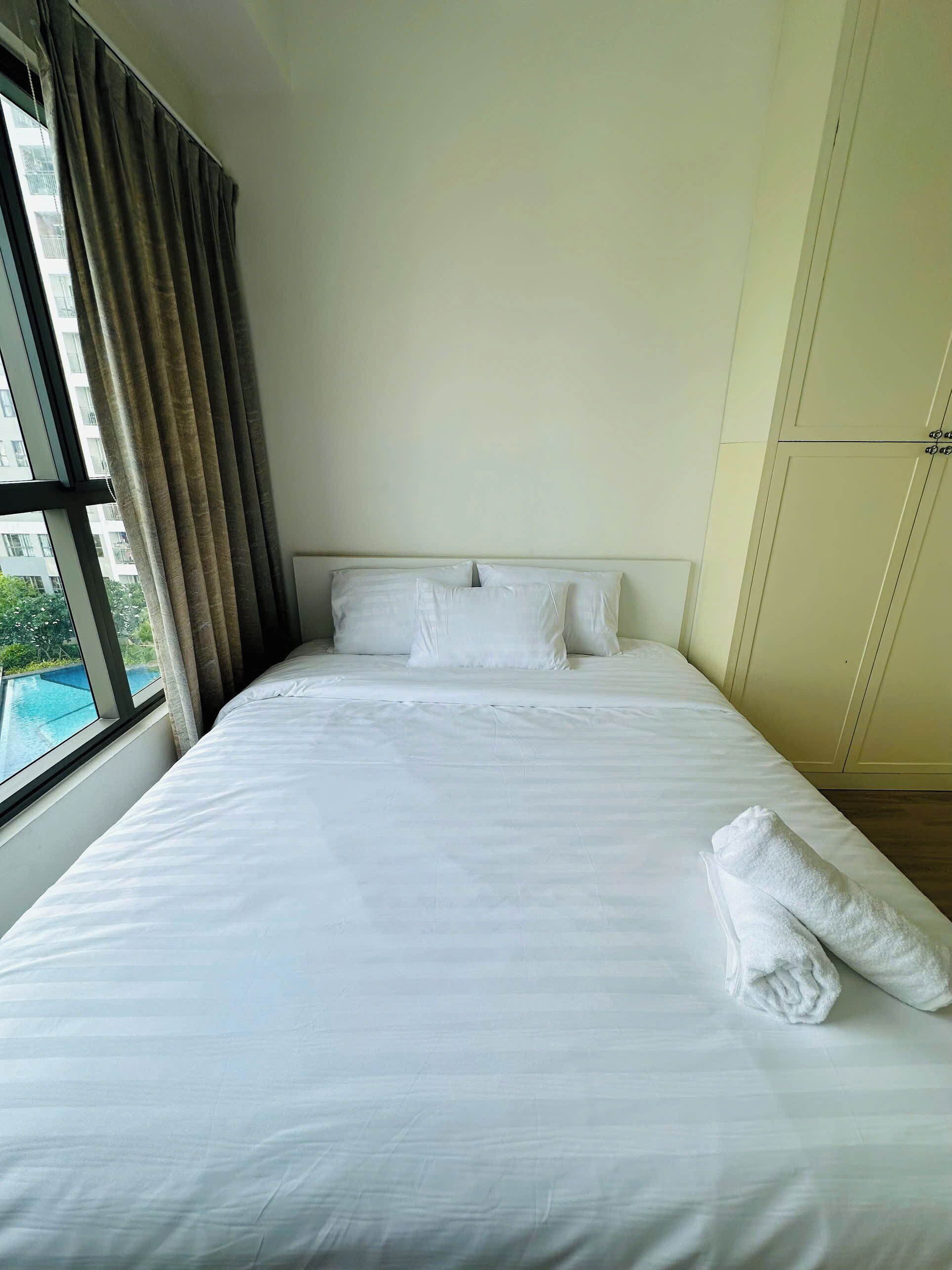 Deluxe Apartment, 1 King Bed, Balcony, River View | Laptop workspace, iron/ironing board, free WiFi