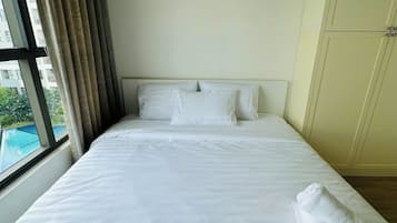 Departamento Deluxe, 1 cama King size, balcón, vista al río | Espacio para trabajar con laptop y tabla de planchar con plancha