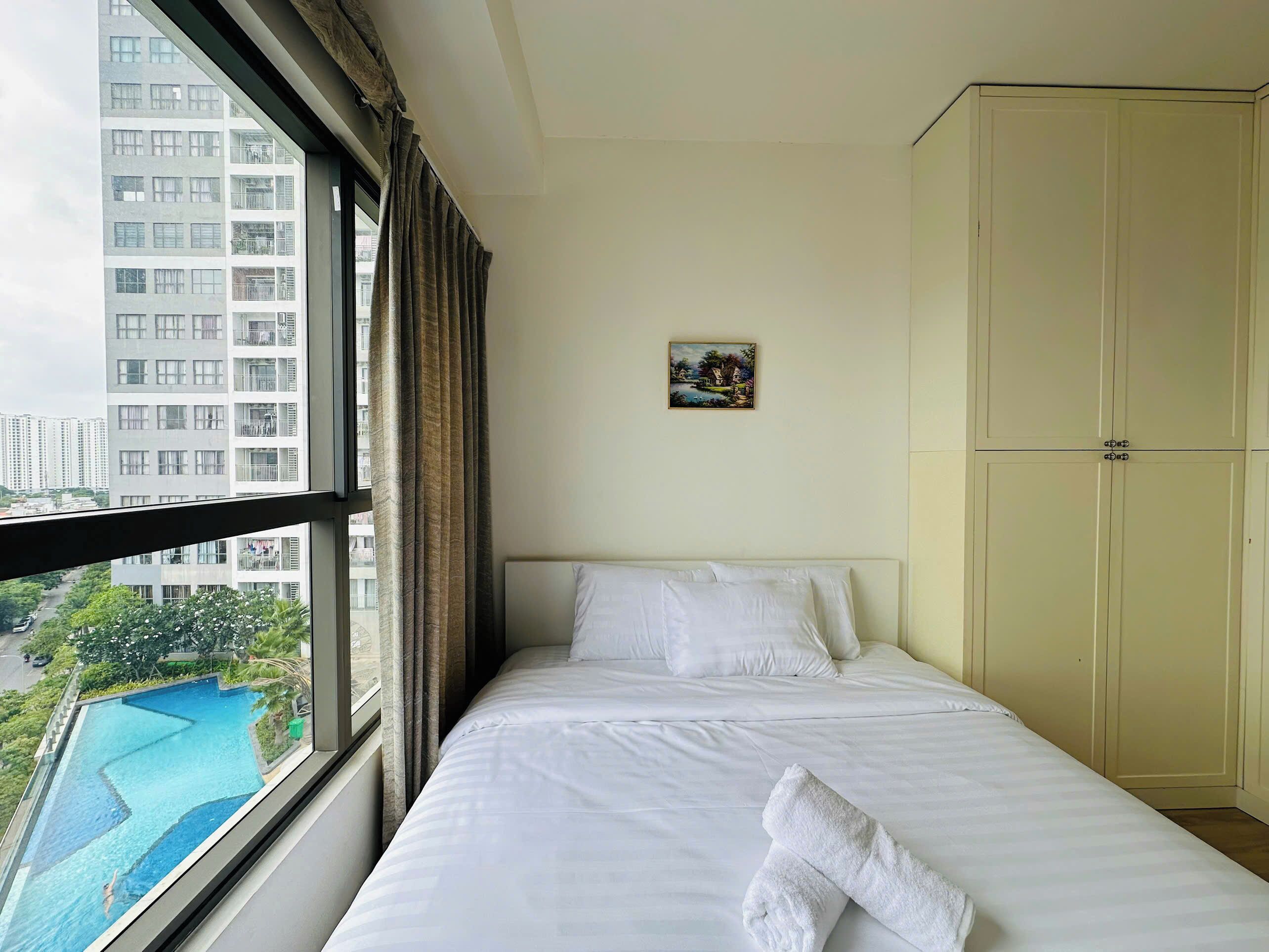 Deluxe Apartment, 1 King Bed, Balcony, River View | Laptop workspace, iron/ironing board, free WiFi