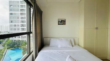 Deluxe Apartment, 1 King Bed, Balcony, River View | Laptop workspace, iron/ironing board, free WiFi