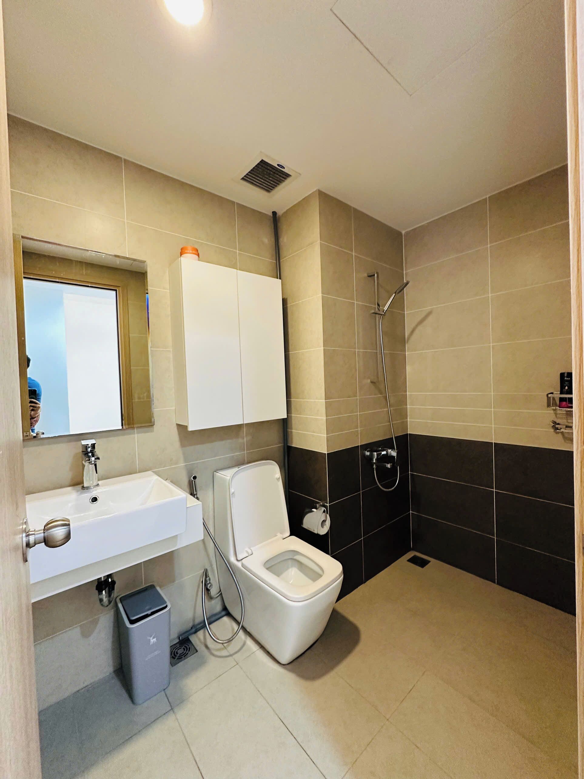 Ein Badezimmer mit Waschbecken, Toilette und Dusche.