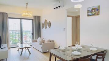 Departamento Deluxe, 1 cama King size, balcón, vista al río | Área de sala de estar
