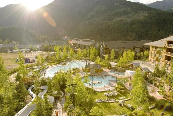 Un complexe hôtelier doté de plusieurs piscines, d’un parc aquatique et situé dans un cadre montagneux.