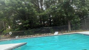 A swimming pool with a 5 ft depth marker, surrounded by trees and a fence. -  FIFA World Cup Atlanta Stay Sleeps 4 Pool 11 Min to Mercedes-Benz Stadium (Atlanta)