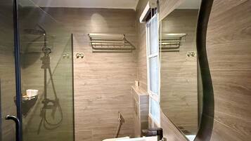 Quarto solteiro | Banheiro | Chuveiro, toalhas de banho, sabonete, papel higiênico