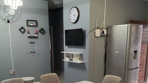 Una cocina moderna con una mesa de mármol, electrodomésticos integrados y un reloj en la pared.