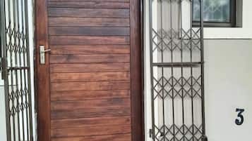 Apartamento, 2 quartos, varanda | Detalhe da fachada